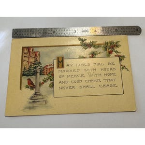 Cartão postal de Natal antigo - Relógio de sol, cardeal, azevinho, neve - década de 1920