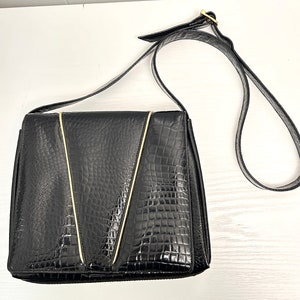 Vintage 70er/80er Jahre Schwarze Mock Croc Schultertasche mit Goldbesatz und langem Riemen