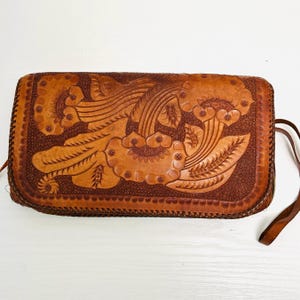 Cartera de mano de cuero hecha a mano estilo boho hippie con motivos florales, estilo vintage de los años 70