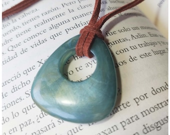 Collana con pietra del film Coraline con cordino regolabile in pelle scamosciata - Fatta a mano