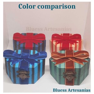 May include: Four hexagonal boxes with striped patterns and velvet bows in red, blue, and green. Each box has a brass clasp. The image includes the text "Color comparison" and "Bluess Artesan&iacute;as".