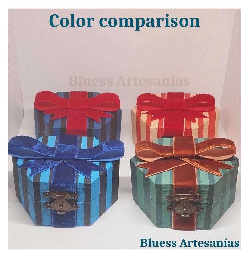 May include: Four hexagonal boxes with striped patterns and velvet bows in red, blue, and green. Each box has a brass clasp. The image includes the text "Color comparison" and "Bluess Artesan&iacute;as".