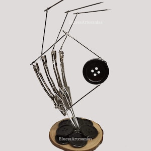 Limitato - Beldam Hand - ispirato a Coraline - mano con ago per bottoni - occhielli per bottoni immagine 1