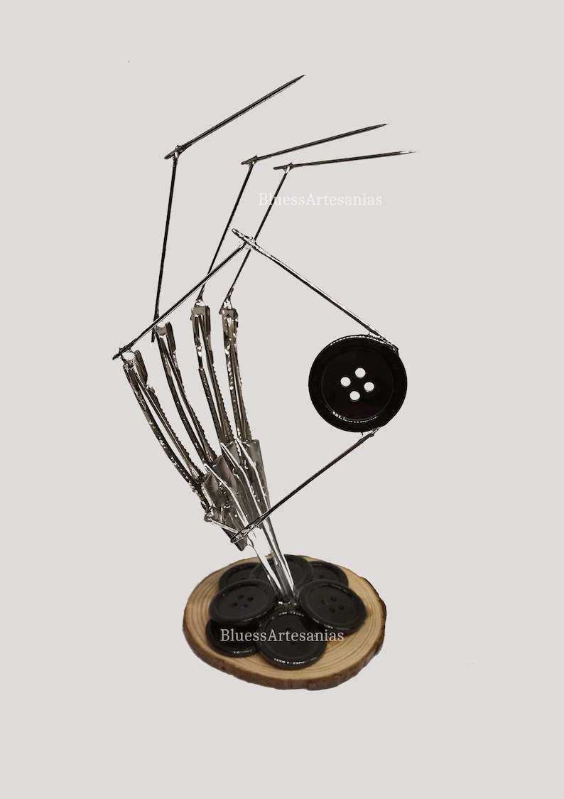 Limitato - Beldam Hand - ispirato a Coraline - mano con ago per bottoni - occhielli per bottoni immagine 1