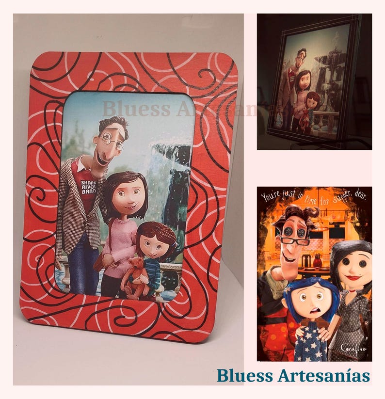 May include: A rectangular photo frame with a red background and a swirling white design. The frame holds a picture of a family. The text "Bluess Artesan&iacute;as" is visible. The image is from the movie Coraline.