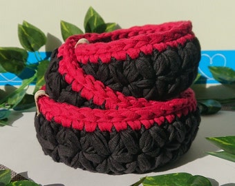 dekorativer Korb mit Blumenmuster gehäkelt aus Baumwollgarn - Schwarz/Rot