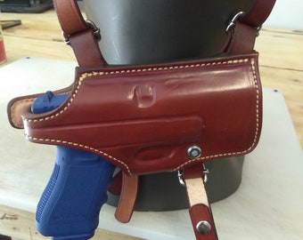 Glock 17/22/31 shoulder holster with two mags right handed in brown leather new made in USA.