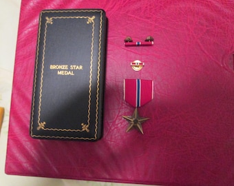 Vietnam Vintage Bronze Star medal with ribbon bar and lapel pin in case dated 1969