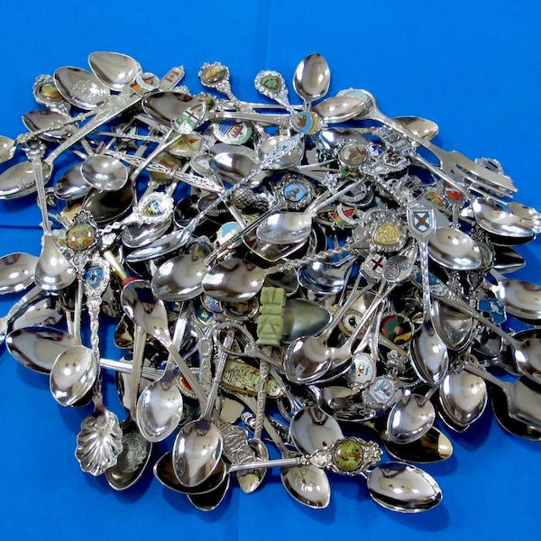 Lot of 100 Souvenir Collector Spoons Vintage Collectible USA CANADA FOREIGN Mystery Bag