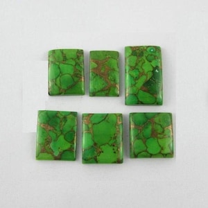 Puede incluir: Seis piedras rectangulares de turquesa verde con patrones de matriz marrón. Las piedras están dispuestas sobre una superficie blanca. Las piedras están pulidas y tienen esquinas redondeadas. Estas piedras son adecuadas para la fabricación de joyas.