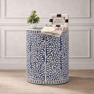 Mesa lateral artesanal com incrustações de osso | Mesa de destaque com estampa floral azul