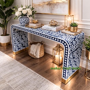 Mesa de console em cascata com incrustações de osso azul, detalhes florais em azul marinho para hall de entrada.