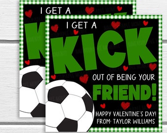 Puede incluir: Una tarjeta de San Valentín negra y verde con un balón de fútbol y el texto "Me encanta ser tu amigo! ¡Feliz Día de San Valentín! De parte de Taylor Williams."