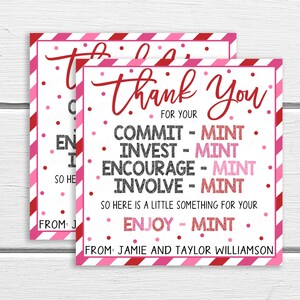Op de afbeelding: Roze en rode bedankkaart met witte stippen en rode en witte strepen. De kaart zegt "Bedankt voor uw COMMIT - MINT, INVEST - MINT, ENCOURAGE - MINT, INVOLVE - MINT, SO HERE IS A LITTLE SOMETHING FOR YOUR ENJOY - MINT, FROM JAMIE AND TAYLOR WILLIAMSON".