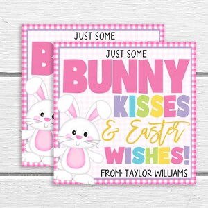 K&ouml;nnte beinhalten: Zwei rosa-wei&szlig;e Gingham-Karten mit einer wei&szlig;en Hasenillustration. Der Text auf der Karte lautet "Just some bunny kisses & Easter wishes! From: Taylor Williams".