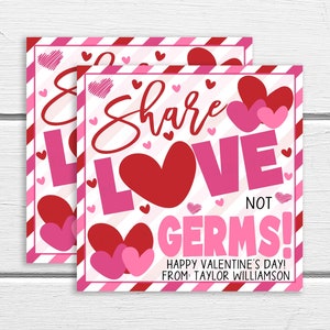 Puede incluir: Dos tarjetas de San Valentín rosas y rojas con rayas blancas. Las tarjetas dicen "Comparte el amor, no los gérmenes! ¡Feliz Día de San Valentín! De: Taylor Williamson".