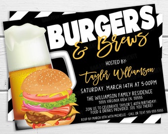 Könnte beinhalten: Schwarz-weißer gestreifter Hintergrund mit einer schwarzen und goldenen Einladung zu einer "Burger & Brews"-Party, die von Taylor Williamson ausgerichtet wird. Die Einladung enthält ein Cartoon-Bild eines Bierkruges und eines Hamburgers. Die Party findet am Samstag, den 14. März um 17:00 Uhr in der Residenz der Familie Williamson statt. Die Adresse lautet 5555 Virginia View Ln. 55555. Die Einladung gibt an, dass Essen und Getränke bereitgestellt werden. Bitte melden Sie sich bis zum 10. März bei Michelle, telefonisch oder per SMS unter 555-555-5555.