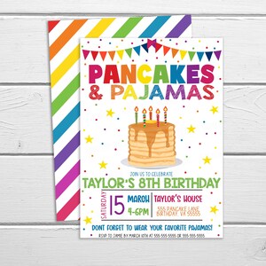 Puede incluir: Una invitaci&oacute;n colorida para una fiesta de cumplea&ntilde;os de un ni&ntilde;o de 8 a&ntilde;os. La invitaci&oacute;n presenta una pila de panqueques con velas y el texto "Pancakes & Pajamas" y "Taylor's 8th Birthday". La invitaci&oacute;n est&aacute; decorada con estrellas y banderas de colores.