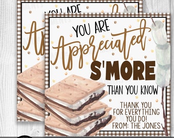 Może przedstawiać: Drukowany szablon DIY z motywem s'more. Projekt zawiera tekst "You are appreciated s'more than you know" z grafiką s'more i pianką marshmallow na patyku. Szablon jest edytowalny i gotowy do druku.