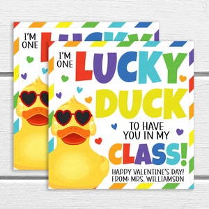 Könnte beinhalten: Eine bunte Valentinstagskarte mit einer gelben Gummiente, die eine Sonnenbrille trägt. Die Karte lautet "Ich bin eine glückliche Ente, dich in meiner Klasse zu haben! Frohen Valentinstag! Von: Frau Williamson."