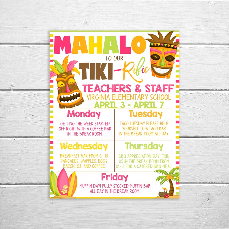 Op de afbeelding: Een kleurrijk printbaar bord met een tropisch thema voor leraren en personeel. Het staat "Mahalo aan onze Tiki-Riffic leraren en personeel" en geeft een schema van evenementen voor de week van 3 tot en met 7 april. De evenementen omvatten een koffiebar, een tacobar, een ontbijtbuffet, een BBQ-dag en een muffin-dag.