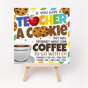 Puede incluir: Un cartel blanco con rayas de colores y un mensaje de agradecimiento para los profesores. Dice: "Si le das una galleta a un profesor, probablemente querrá algo de café para acompañarla. ¡Gracias por todo lo que haces! De parte del PTO de Lakeside". Hay ilustraciones de una manzana roja, galletas con chispas de chocolate y una taza de café.