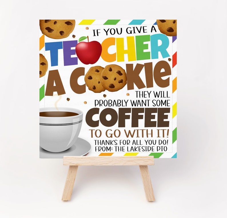 Op de afbeelding: Een wit bord met kleurrijke strepen en een boodschap ter waardering van leraren. Er staat: "Als je een leraar een koekje geeft, wil hij waarschijnlijk ook koffie erbij! Bedankt voor alles wat je doet! Van: De Lakeside PTO". Er zijn illustraties van een rode appel, chocoladekoekjes en een kopje koffie.