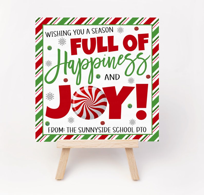 K&ouml;nnte beinhalten: Ein wei&szlig;es Schild mit roten und gr&uuml;nen Streifen um den Rand. Das Schild sagt "Wishing you a season full of happiness and joy!" mit einer Zuckerstangengrafik. Das Schild sagt auch "From: The Sunnyside School PTO".