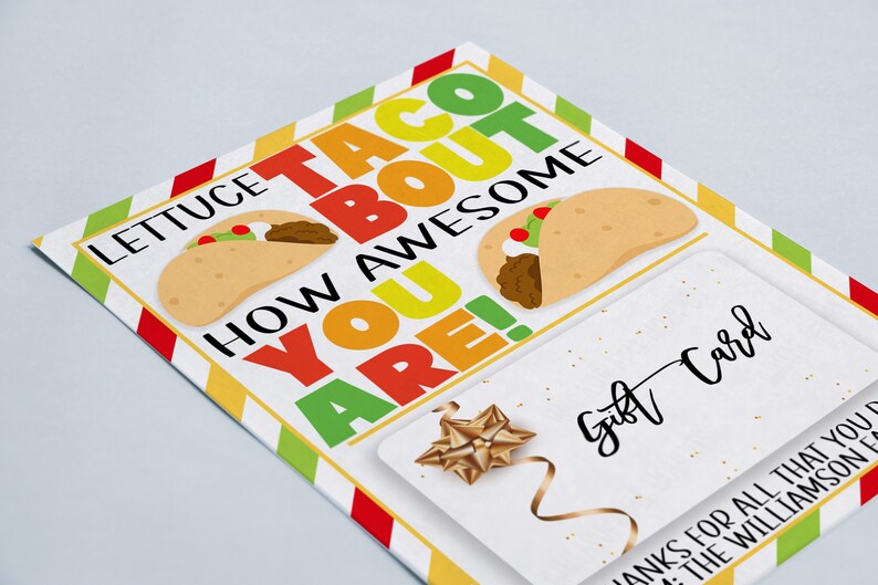 Op de afbeelding: Een witte kaart met een kleurrijke rand en de tekst "Lettuce Taco Bout How Awesome You Are!" met twee cartoon-tacos. De kaart heeft ook een cadeaukaartsectie met de tekst "Gift Card" en een gouden strik.