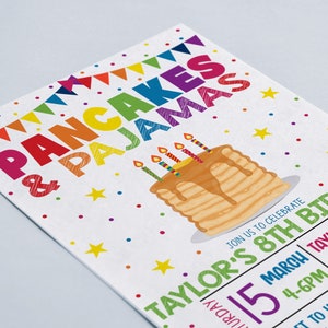 Puede incluir: Una invitaci&oacute;n colorida para una fiesta de cumplea&ntilde;os de un ni&ntilde;o de 8 a&ntilde;os. La invitaci&oacute;n presenta una pila de panqueques con jarabe y velas, y el texto "Pancakes & Pajamas" en colores arco&iacute;ris. La fiesta es el 15 de marzo de 4 a 6 pm en la casa de Taylor. La direcci&oacute;n es 555 Pancake Lane. La invitaci&oacute;n tambi&eacute;n dice "&Uacute;nete a nosotros para celebrar el octavo cumplea&ntilde;os de Taylor".