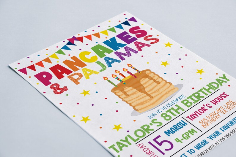 Puede incluir: Una invitaci&oacute;n colorida para una fiesta de cumplea&ntilde;os de un ni&ntilde;o de 8 a&ntilde;os. La invitaci&oacute;n presenta una pila de panqueques con jarabe y velas, y el texto "Pancakes & Pajamas" en colores arco&iacute;ris. La fiesta es el 15 de marzo de 4 a 6 pm en la casa de Taylor. La direcci&oacute;n es 555 Pancake Lane. La invitaci&oacute;n tambi&eacute;n dice "&Uacute;nete a nosotros para celebrar el octavo cumplea&ntilde;os de Taylor".