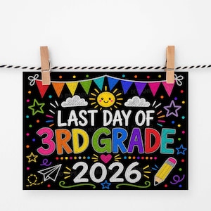 Pode incluir: Um letreiro preto em estilo quadro-negro com o texto "LAST DAY OF 3RD GRADE 2026" em letras coloridas de giz. O letreiro é decorado com um sol sorridente, estrelas, nuvens e um lápis. O letreiro é preso por dois prendedores de roupa de madeira.