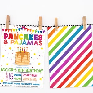 Puede incluir: Una invitaci&oacute;n colorida para una fiesta de cumplea&ntilde;os de un ni&ntilde;o de 8 a&ntilde;os. La invitaci&oacute;n presenta un panqueque de dibujos animados con jarabe y velas, y el texto "Pancakes & Pajamas". La invitaci&oacute;n est&aacute; decorada con banderas y estrellas de colores. El texto de la invitaci&oacute;n dice: "&Uacute;nete a nosotros para celebrar el octavo cumplea&ntilde;os de Taylor. S&aacute;bado 15 de marzo, de 4 a 6 pm, en la casa de Taylor, 555 Pancake Lane, Birthday, VA 55555. &iexcl;No olvides ponerte tu pijama favorito! Confirma tu asistencia a Jane antes del 15 de marzo al 555-555-5555 o al 555-555-5555."