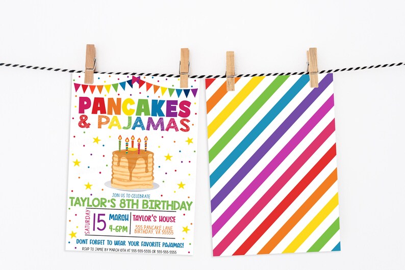 Puede incluir: Una invitaci&oacute;n colorida para una fiesta de cumplea&ntilde;os de un ni&ntilde;o de 8 a&ntilde;os. La invitaci&oacute;n presenta un panqueque de dibujos animados con jarabe y velas, y el texto "Pancakes & Pajamas". La invitaci&oacute;n est&aacute; decorada con banderas y estrellas de colores. El texto de la invitaci&oacute;n dice: "&Uacute;nete a nosotros para celebrar el octavo cumplea&ntilde;os de Taylor. S&aacute;bado 15 de marzo, de 4 a 6 pm, en la casa de Taylor, 555 Pancake Lane, Birthday, VA 55555. &iexcl;No olvides ponerte tu pijama favorito! Confirma tu asistencia a Jane antes del 15 de marzo al 555-555-5555 o al 555-555-5555."