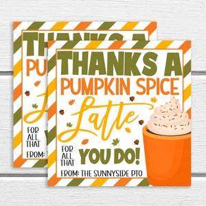 Puede incluir: Dos etiquetas de regalo imprimibles con un tema otoñal. Las etiquetas son naranja, verde y blanco con un gráfico de latte de especias de calabaza y el texto "¡Gracias por un latte de especias de calabaza que haces!" y "De: El PTO de Sunnyside".
