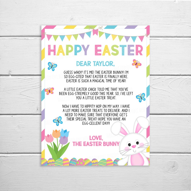 Puede incluir: Una tarjeta rosa y azul de Feliz Pascua con un conejo blanco sosteniendo una cesta de huevos de colores. La tarjeta tiene un mensaje para Taylor del Conejo de Pascua.