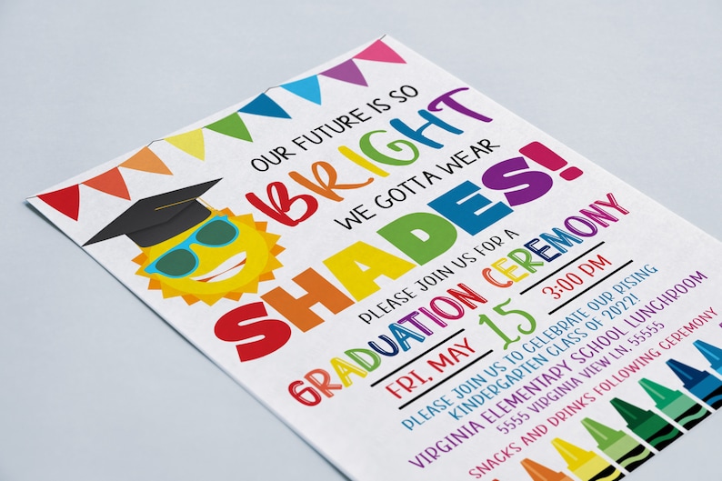K&ouml;nnte beinhalten: Eine farbenfrohe Graduationseinladung mit einer Sonne, die einen Abschluss-Hut und eine Sonnenbrille tr&auml;gt. Der Text lautet "Unsere Zukunft ist so hell, wir m&uuml;ssen Sonnenbrillen tragen!" und "Bitte schlie&szlig;en Sie sich uns zu einer Abschlussfeier an, Fr, 15. Mai, 15:00 Uhr".