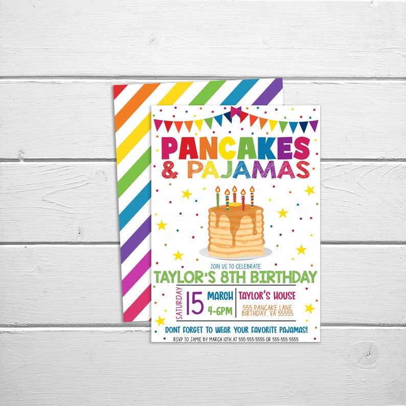 Puede incluir: Una invitaci&oacute;n colorida para una fiesta de cumplea&ntilde;os de un ni&ntilde;o de 8 a&ntilde;os. La invitaci&oacute;n presenta una pila de panqueques con velas y el texto "Pancakes & Pajamas" y "Taylor's 8th Birthday". La invitaci&oacute;n est&aacute; decorada con estrellas y banderas de colores.