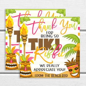 Pode incluir: Obrigado por ser t&atilde;o Tiki-Riffic! Realmente apreciamos voc&ecirc;! Do PTO da praia. Um cart&atilde;o de agradecimento colorido com um tema tropical que apresenta tochas tiki, palmeiras e uma m&aacute;scara tiki.