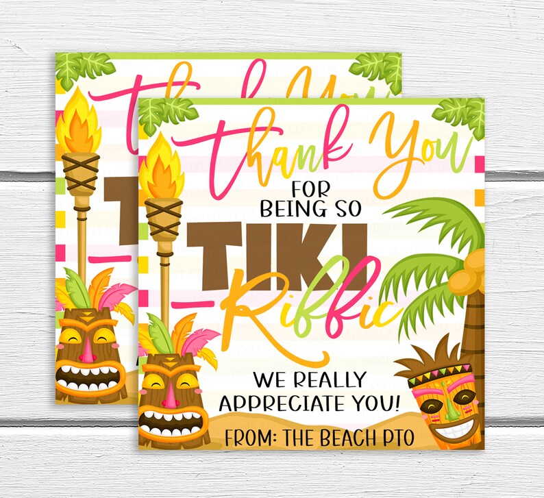 Pode incluir: Obrigado por ser t&atilde;o Tiki-Riffic! Realmente apreciamos voc&ecirc;! Do PTO da praia. Um cart&atilde;o de agradecimento colorido com um tema tropical que apresenta tochas tiki, palmeiras e uma m&aacute;scara tiki.