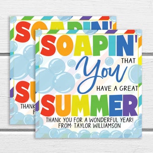 Könnte beinhalten: Eine bunte Karte mit dem Text "Soapin' That You Have A Great Summer" und den Worten "Thank You For A Wonderful Year! From: Taylor Williamson". Die Karte hat einen regenbogenfarbenen gestreiften Hintergrund und blaue Blasen.