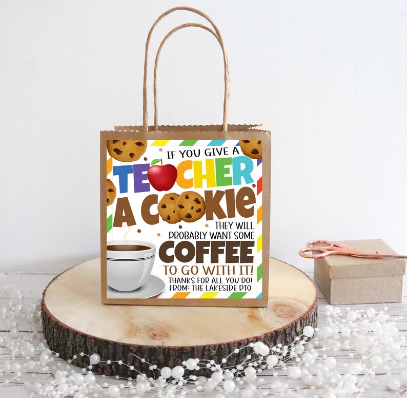 Op de afbeelding: Een bruine papieren cadeauzak met een kleurrijk ontwerp met de tekst "Als je een leraar een koekje geeft, wil hij waarschijnlijk koffie. Daarbij! Bedankt voor alles wat je doet! Van: De Lakeside PTO".