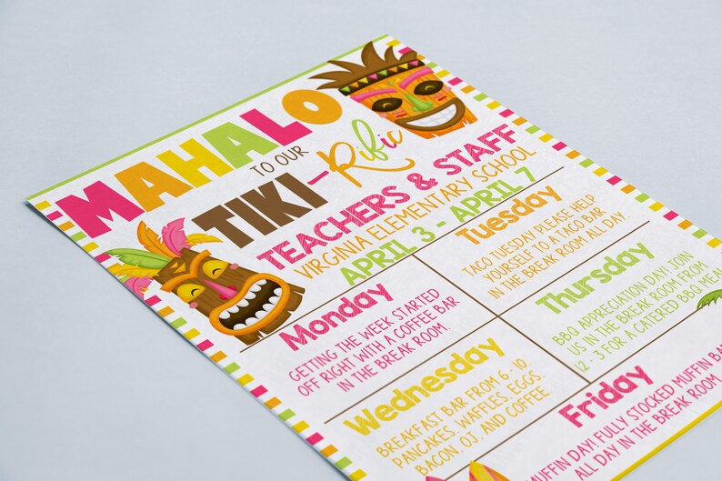 Op de afbeelding: Een kleurrijk printbaar bord met een tiki-thema voor leraren en personeel. Het staat "Mahalo to our Tiki-Rifu Teachers & Staff" en geeft een schema van evenementen voor de week van 3 tot en met 7 april. De evenementen omvatten een koffiebar, een tacobar, een ontbijtbar, een BBQ-waardering dag en een muffin dag.