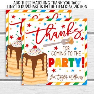 K&ouml;nnte beinhalten: Zwei bedruckbare Dankesch&ouml;n-Etiketten mit einem Pfannkuchenstapel mit Schokoladensauce und Streuseln. Der Text lautet "Danke, dass du zur Party gekommen bist! Liebe Gr&uuml;&szlig;e, Taylor Williams".