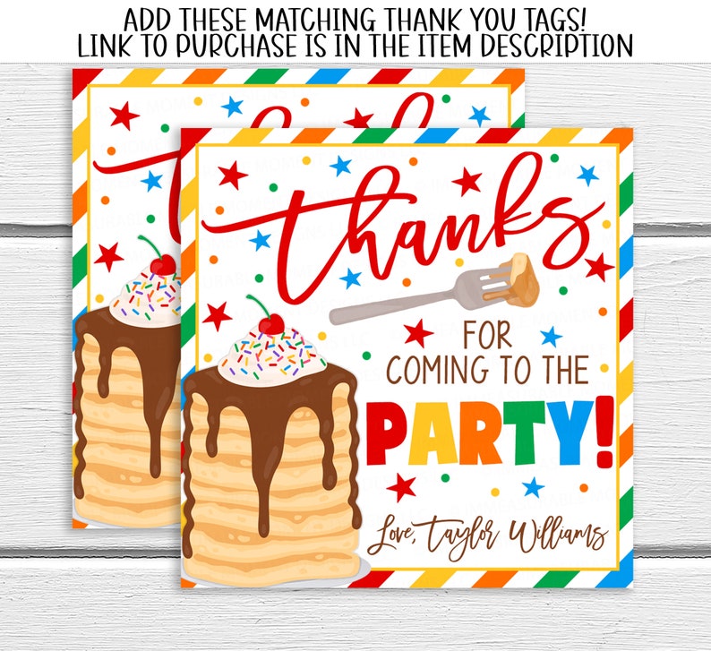 K&ouml;nnte beinhalten: Zwei bedruckbare Dankesch&ouml;n-Etiketten mit einem Pfannkuchenstapel mit Schokoladensauce und Streuseln. Der Text lautet "Danke, dass du zur Party gekommen bist! Liebe Gr&uuml;&szlig;e, Taylor Williams".