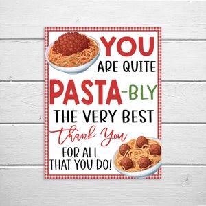 Op de afbeelding: Een rood-wit geruite achtergrond met een afdrukbaar bord waarop staat "Je bent echt de beste, bedankt voor alles wat je doet!" met twee afbeeldingen van kommen spaghetti en gehaktballetjes.