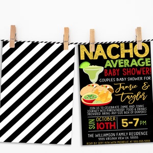 Pu&ograve; includere: Invito per baby shower con motivo a righe diagonali bianche e nere a sinistra e biglietto d'invito nero a destra. L'invito recita "Nacho Average Baby Shower!" con una grafica di margarita.