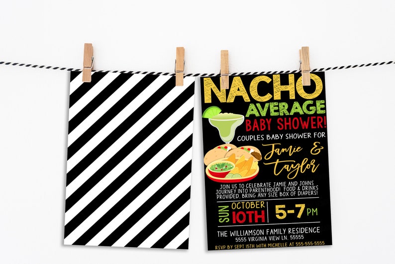 Pu&ograve; includere: Invito per baby shower con motivo a righe diagonali bianche e nere a sinistra e biglietto d'invito nero a destra. L'invito recita "Nacho Average Baby Shower!" con una grafica di margarita.