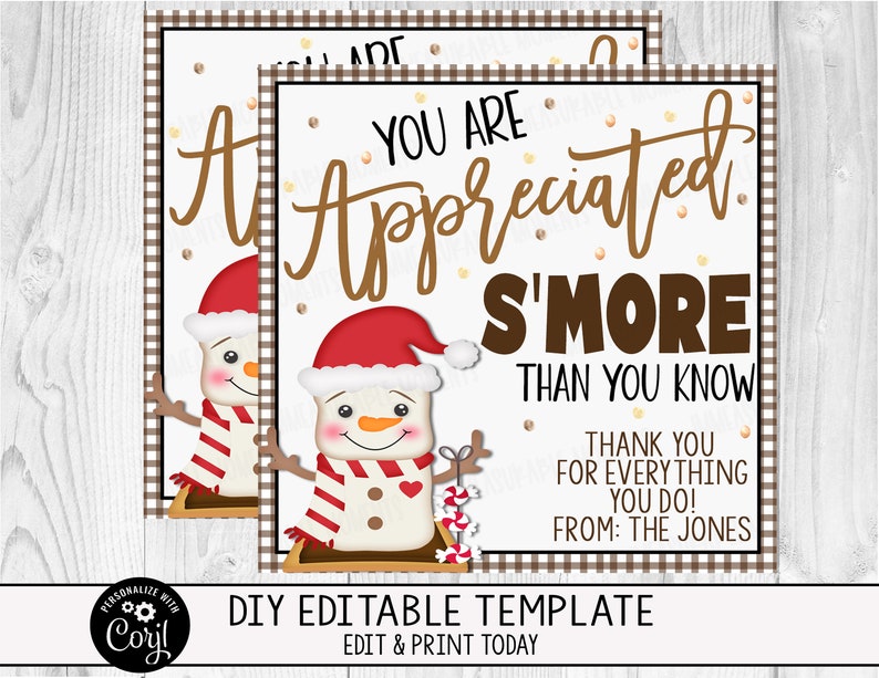 Puede incluir: Etiqueta de regalo de Navidad imprimible con un mu&ntilde;eco de nieve con una bufanda roja y blanca y un coraz&oacute;n rojo. La etiqueta dice "Eres apreciado s'more de lo que sabes. &iexcl;Gracias por todo lo que haces! De: Los Jones".