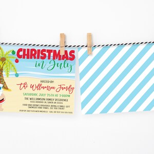 Peut inclure: Une invitation &agrave; un No&euml;l en juillet avec un P&egrave;re No&euml;l en dessin anim&eacute; faisant du surf sur une planche de surf. L'invitation est d&eacute;cor&eacute;e de palmiers, d'une plage et de lumi&egrave;res de No&euml;l. Le texte sur l'invitation indique "No&euml;l en juillet" et "Organis&eacute; par la famille Williamson".